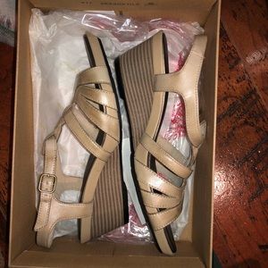 Clarks Lucia Wave Q in Beige, size 7.5M